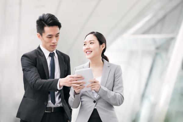 business-woman-and-man-walking