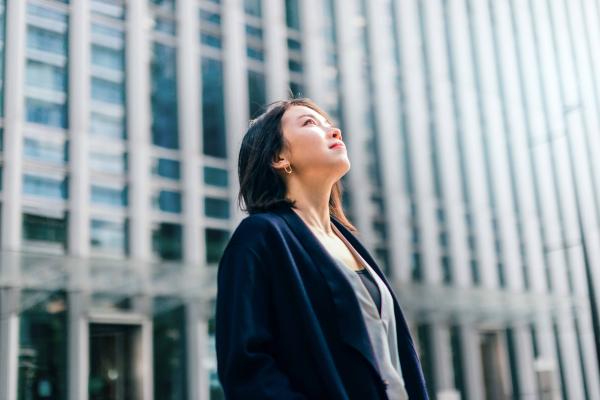 woman looking at the sky